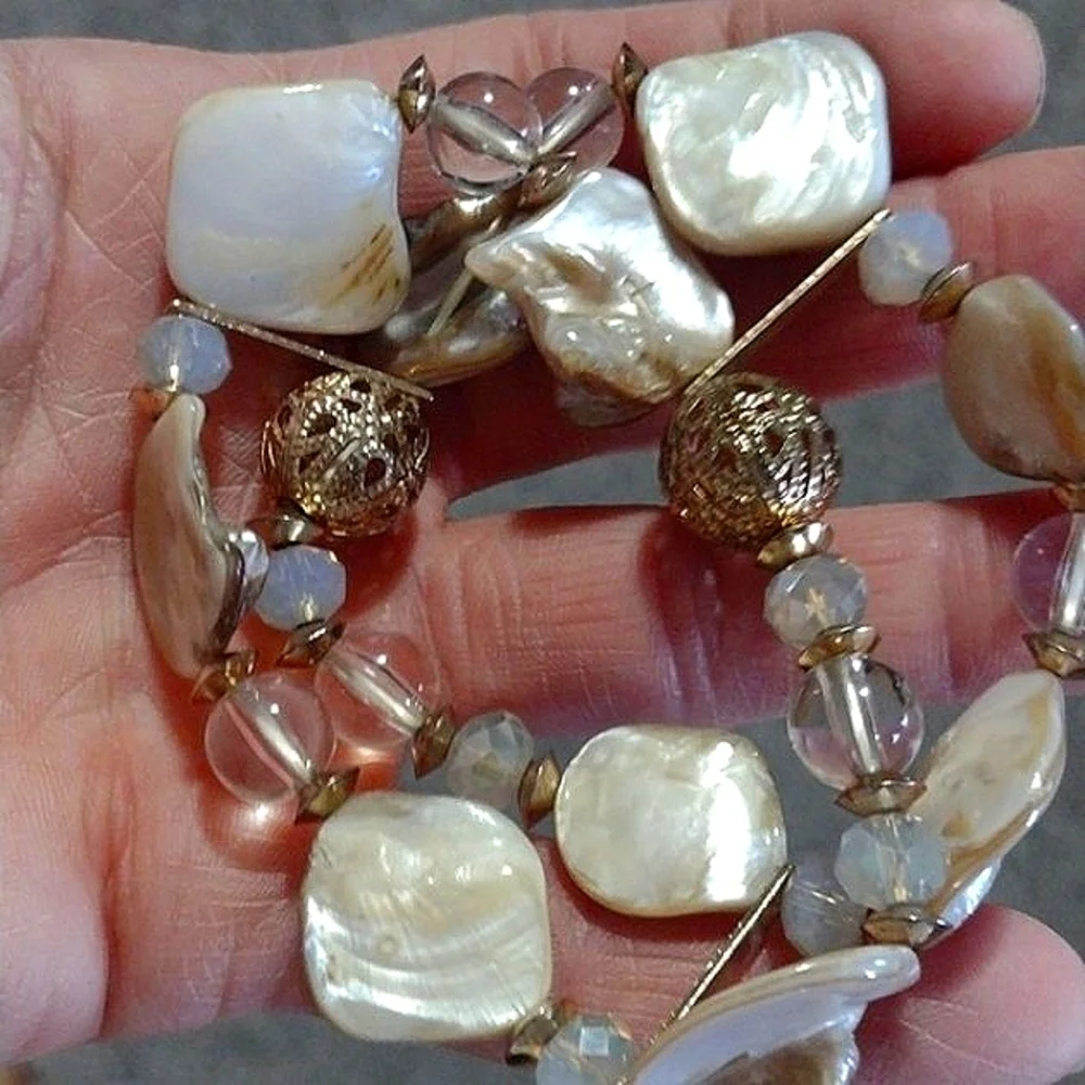 NATURAL SHELL AND CRYSTAL STRETCH BRACELET MOTHER OF PEARL GOLD FILIGREE BEADS